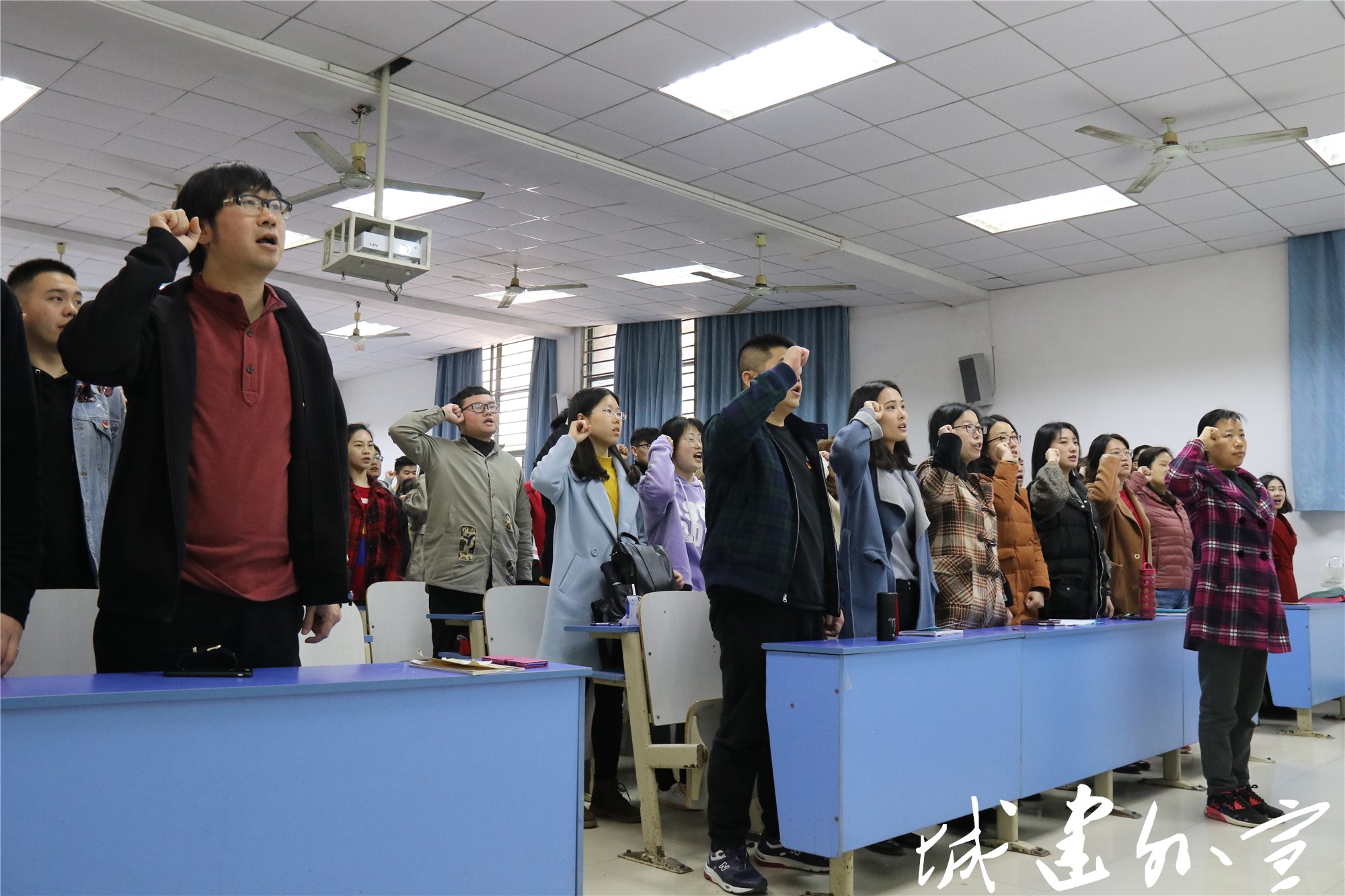 1553507853126461.jpg 宣誓 全体党员大会.jpg